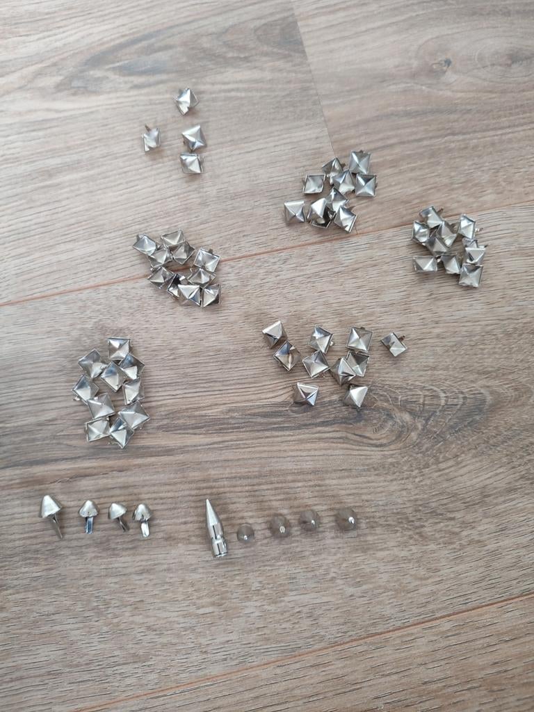 63 studs en spikes punk, gothic, alto, Ophalen of Verzenden, Zo goed als nieuw, Overige onderwerpen