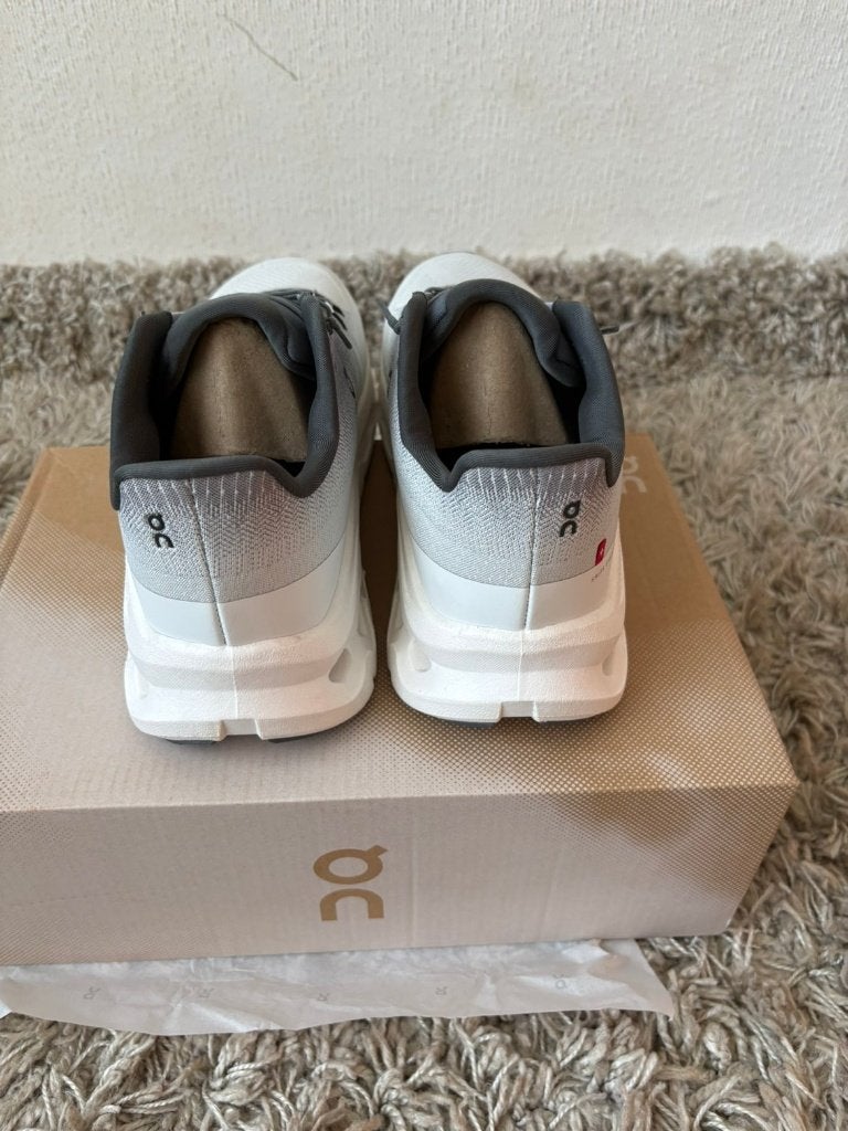 Oncloud Tilt Grey Nieuw Maat 42.5, Kleding | Heren, Schoenen, Overige kleuren, Onbekend, Nieuw, Ophalen of Verzenden