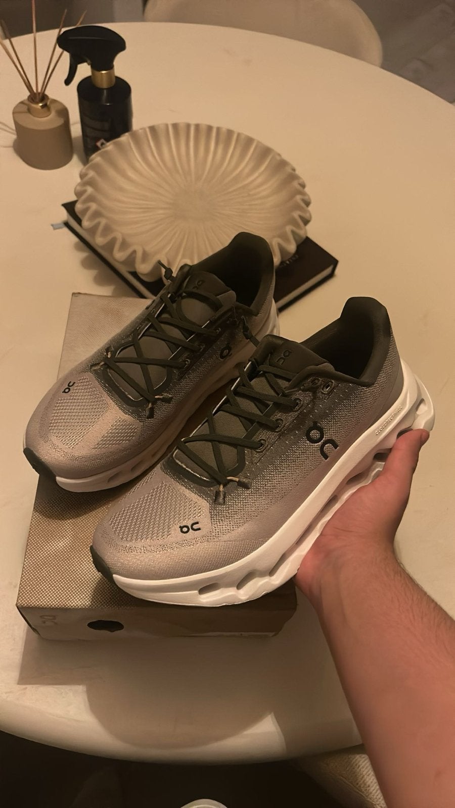 On Running Olive Dessert - Maat 43 (StockX factuur), Overige kleuren, Nieuw, Ophalen of Verzenden, Sneakers of Gympen