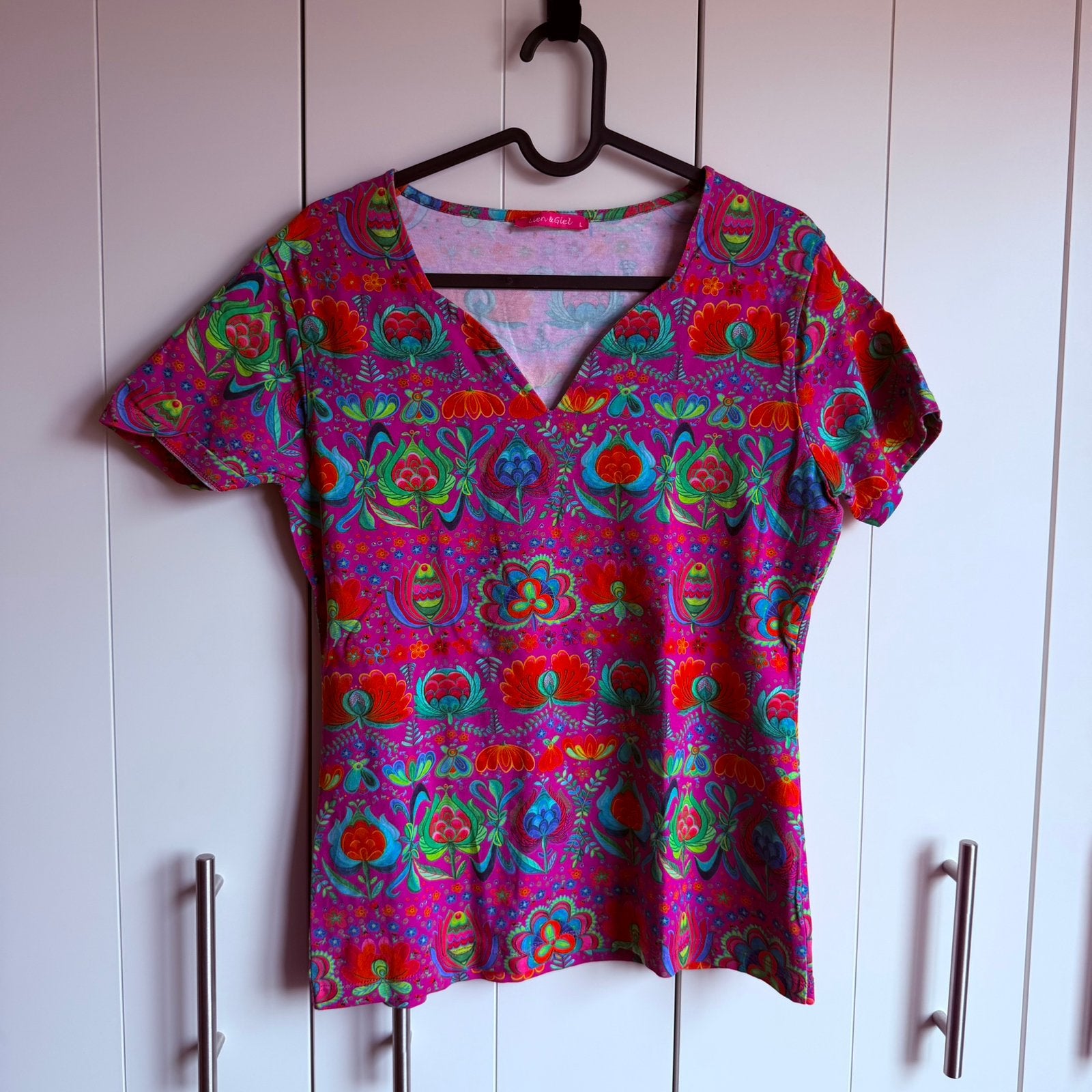 Lien en Giel ( L) vrolijk T-shirt met V-hals, Ophalen of Verzenden, Zo goed als nieuw, Korte mouw