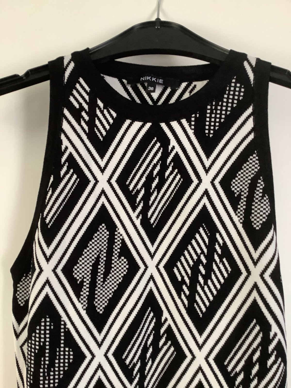 Nikkie Jurk Zwart Wit Geometrisch Patroon Maat 36, Kleding | Dames, Jurken, Zwart, Ophalen of Verzenden, Zo goed als nieuw, Maat 36 (S)
