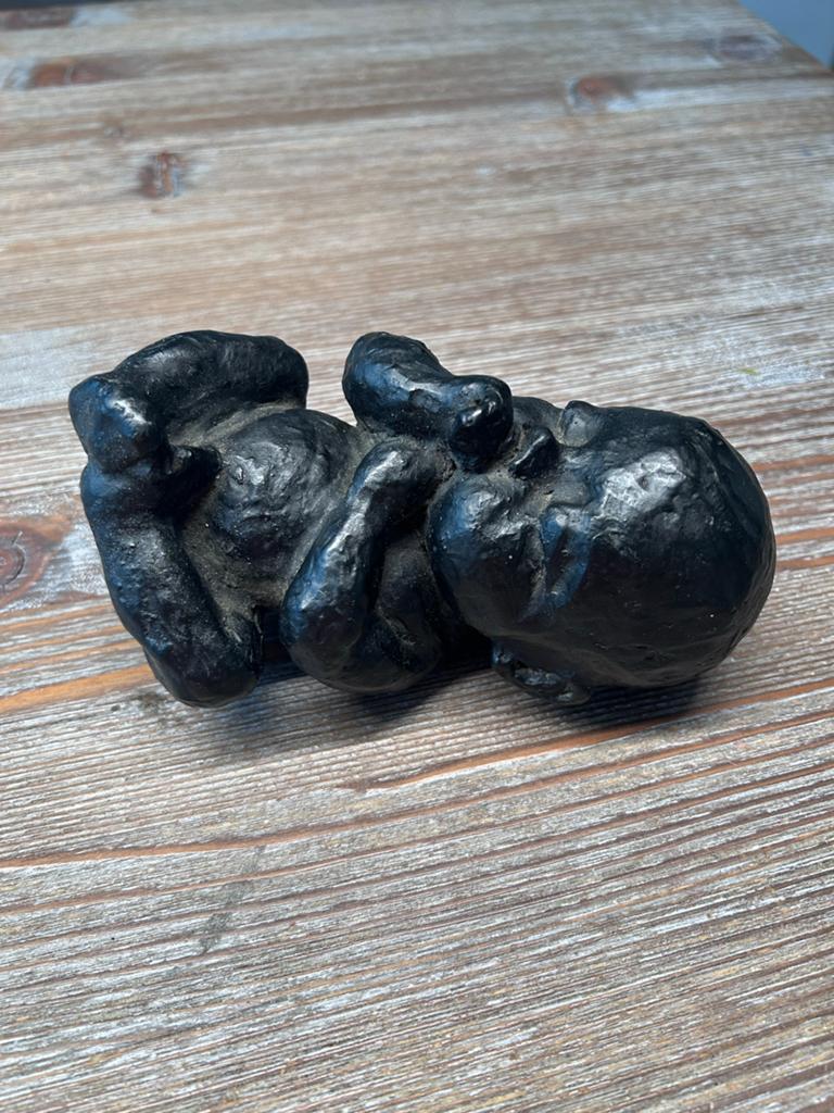 Bronzen sculptuur: Baby in foetushouding, Ophalen, Zo goed als nieuw, Mens