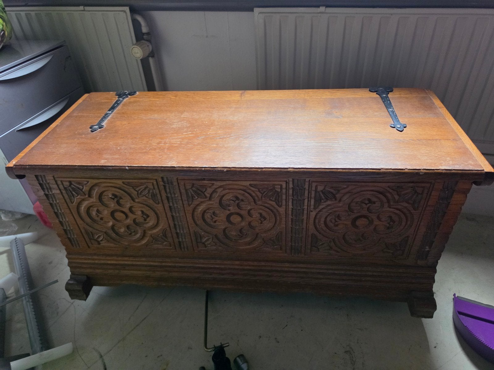 Antieke eikenhouten kist met houtsnijwerk, Ophalen