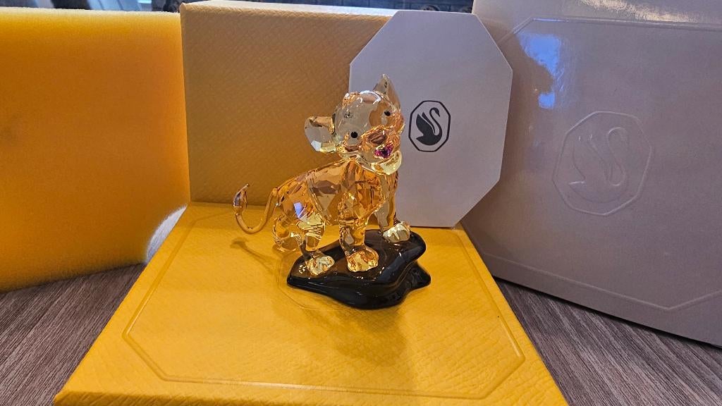 Swarovski The Lion King: Simba! NIEUW!, Ophalen of Verzenden, Nieuw, Figuurtje