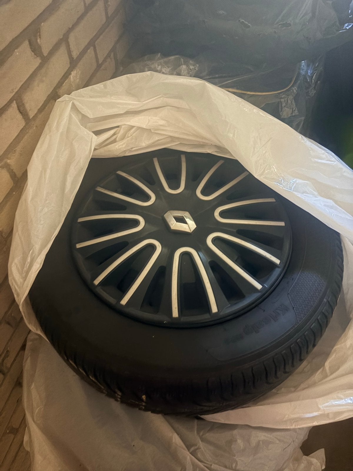 Nieuwe winterbanden met wieldoppen 15 inch, Ophalen, 15 inch, Banden en Velgen, Nieuw
