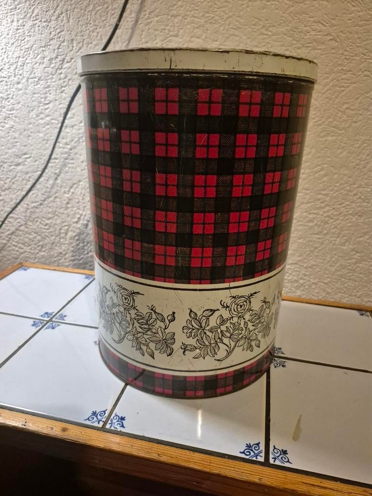 Grote vintage blikken trommel, rood/zwart ruit, 28cm hoog, Ophalen of Verzenden, Gebruikt, Koek(jes), Overige merken