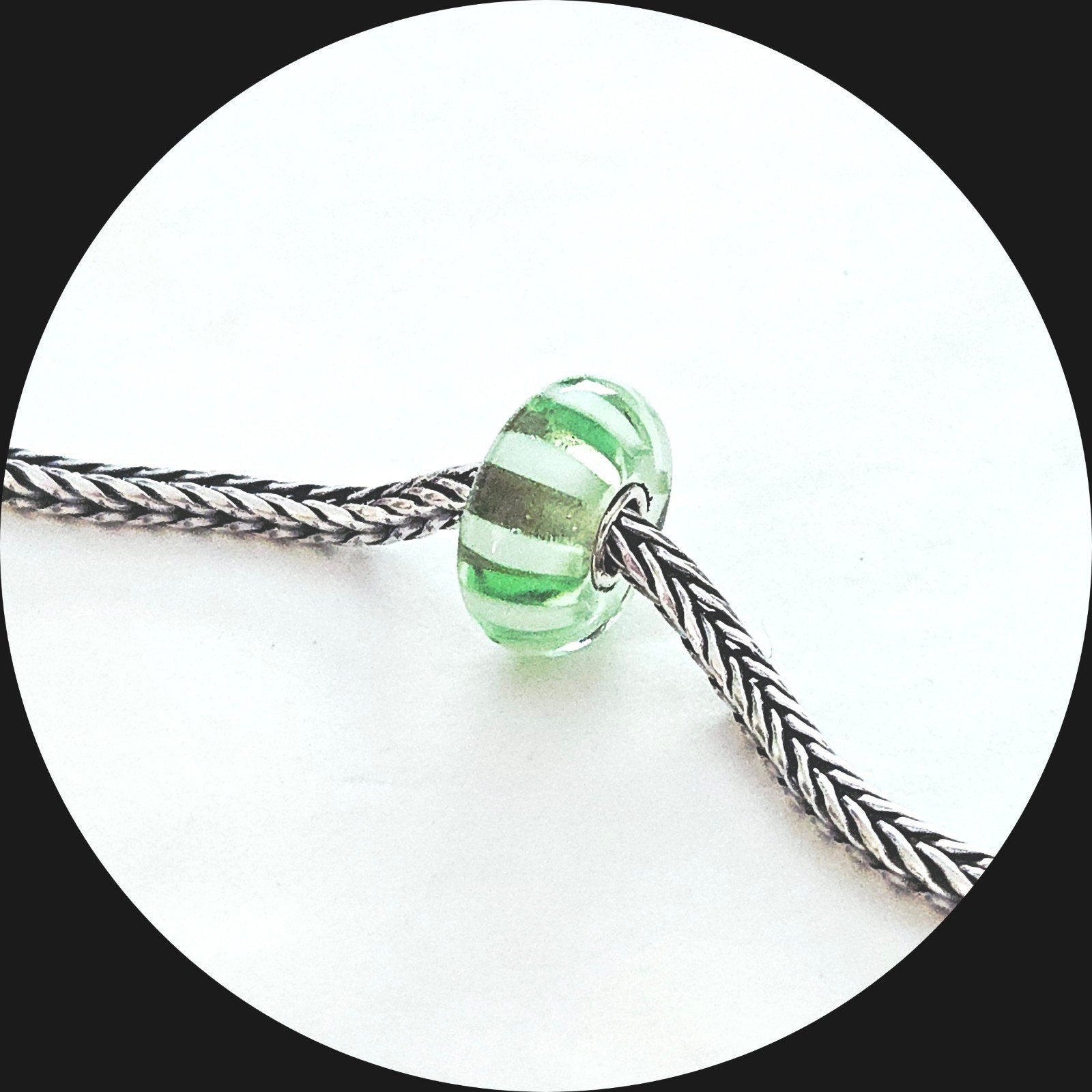 Trollbeads murano Groene Strepen 61359 / glasbedel (A), Sieraden, Tassen en Uiterlijk, Bedels, Glas of Kristal, Ophalen of Verzenden