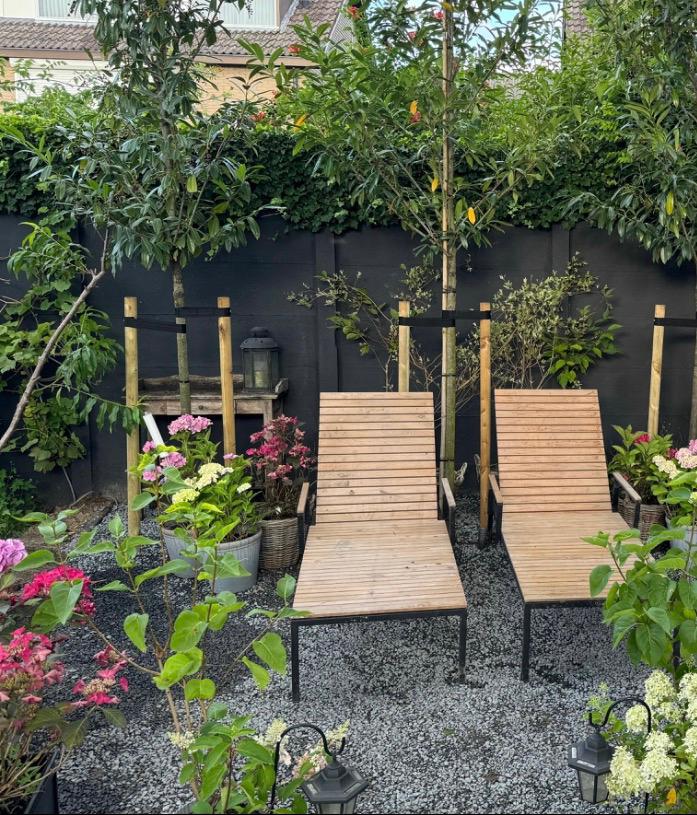 2 x Ligbed Kuta van Wehkamp Home - Teak en Zwart Staal, Tuin en Terras, Ligbedden, Ophalen, Zo goed als nieuw, Teakhout, Verstelbaar