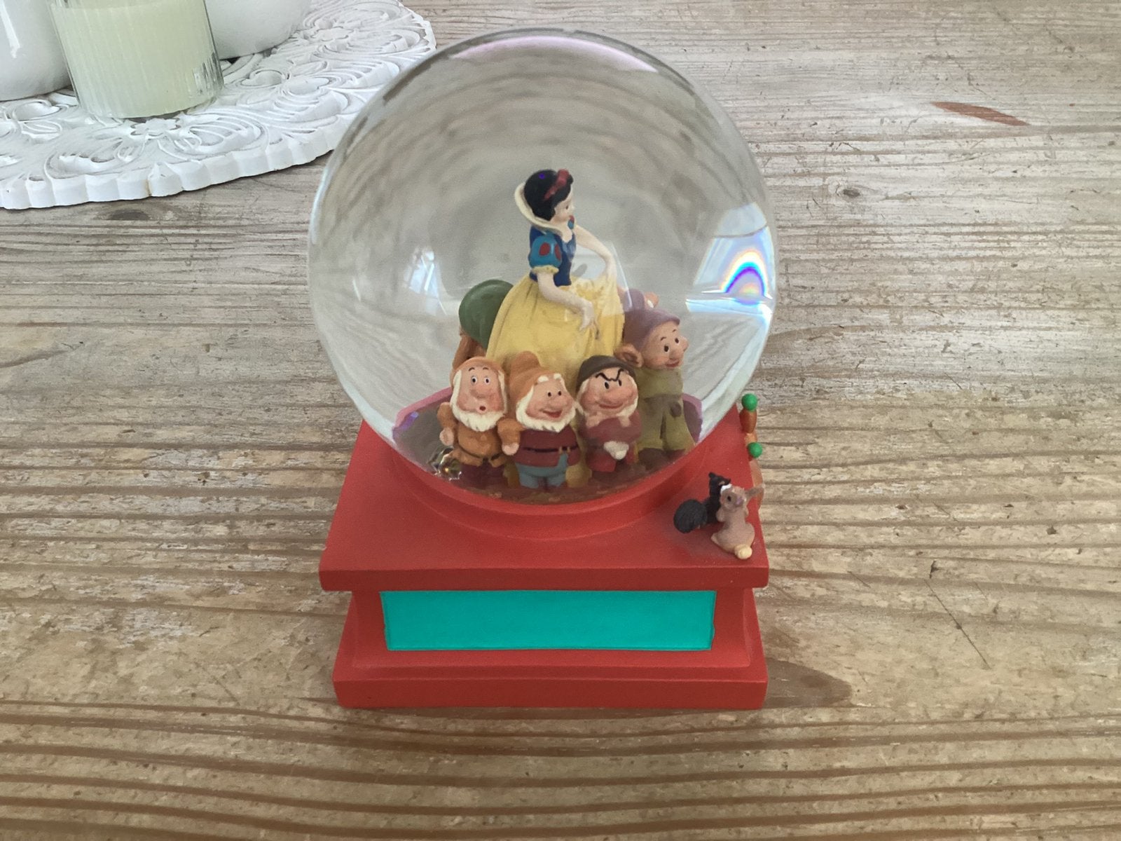 Disneyland snowglobe sneeuwitje met doos, Verzamelen, Ophalen of Verzenden, Overige figuren, Zo goed als nieuw, Beeldje of Figuurtje