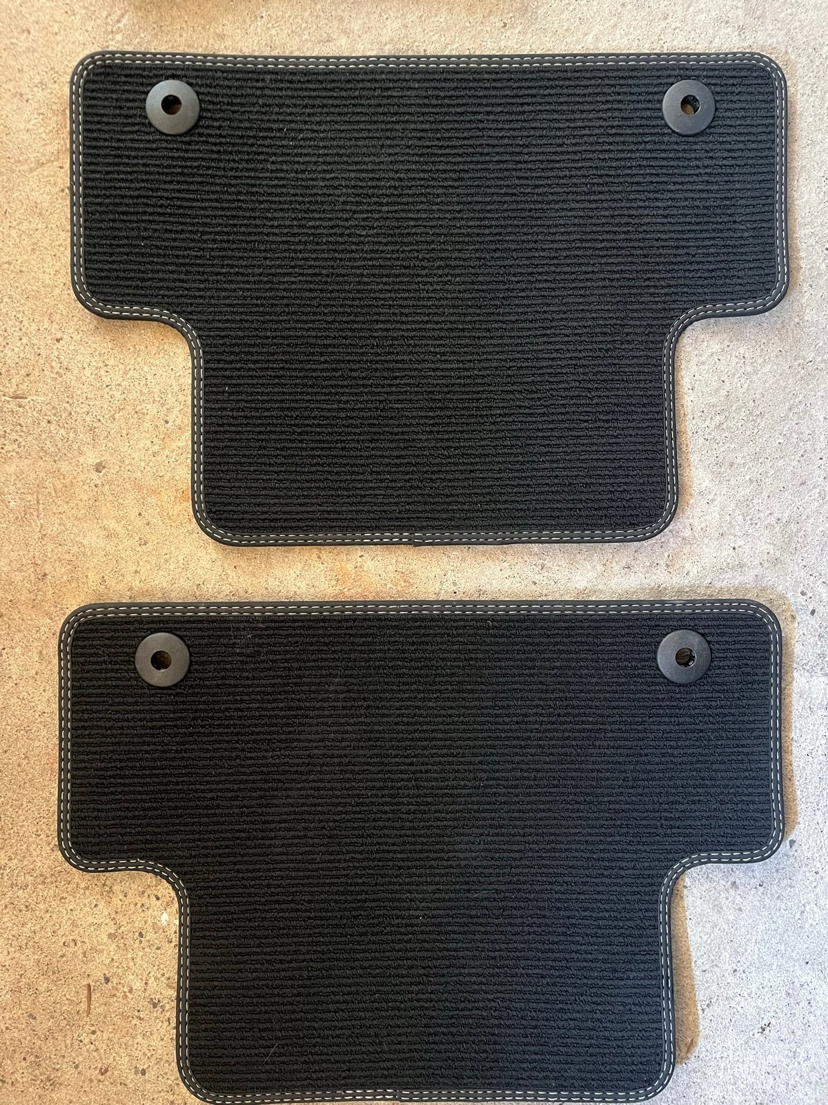 Nieuwe matten achterin voor Volvo V40 (2 stuks), Ophalen of Verzenden, Nieuw