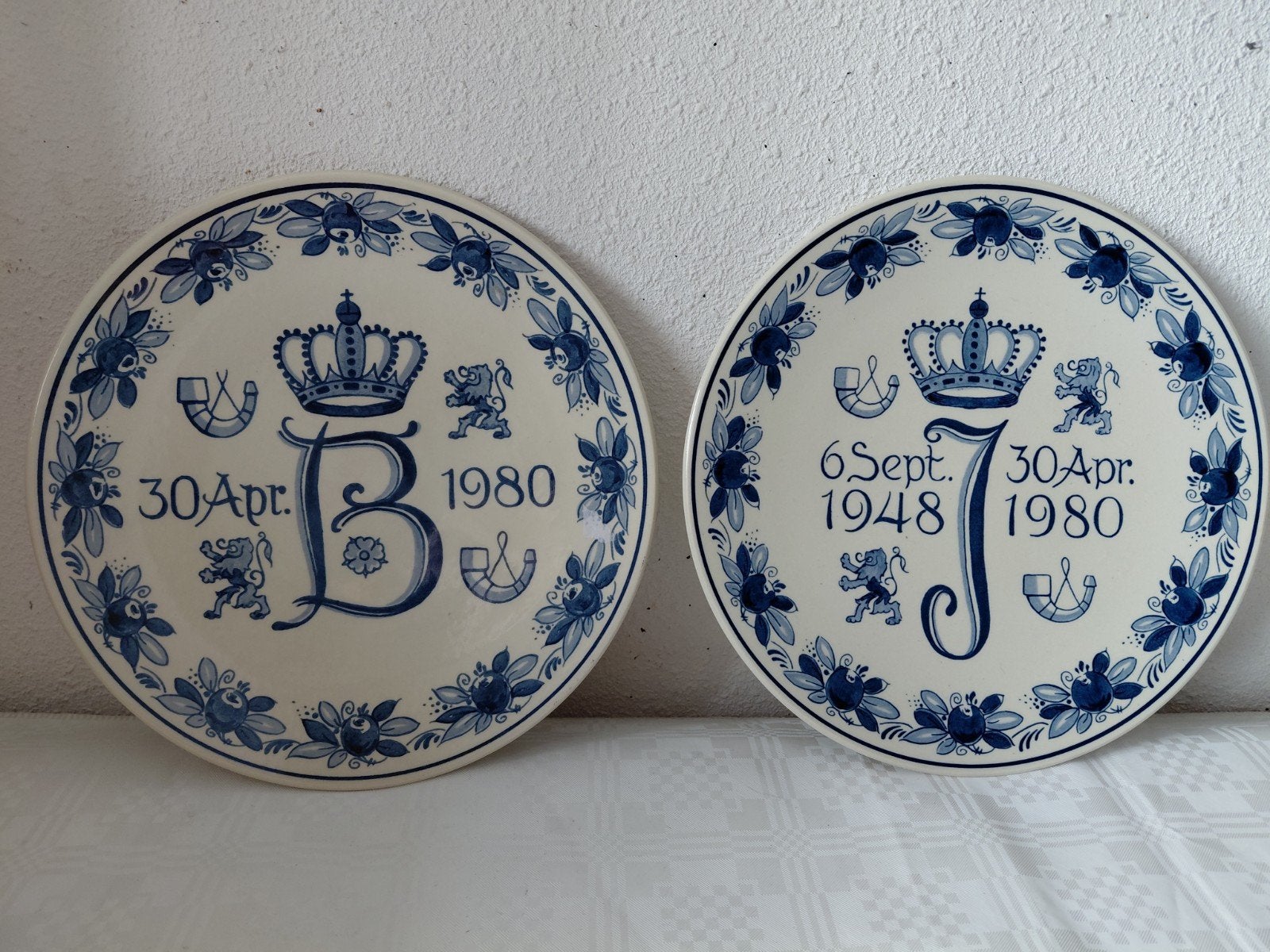 2 Koninklijke Goedewaagen Gouda herdenkingsborden, Ophalen of Verzenden