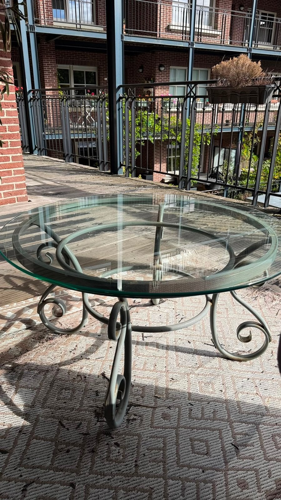 stijlvolle ronde salontafel van groen metaal en glas, Ophalen, Gebruikt, Rond, 50 tot 100 cm