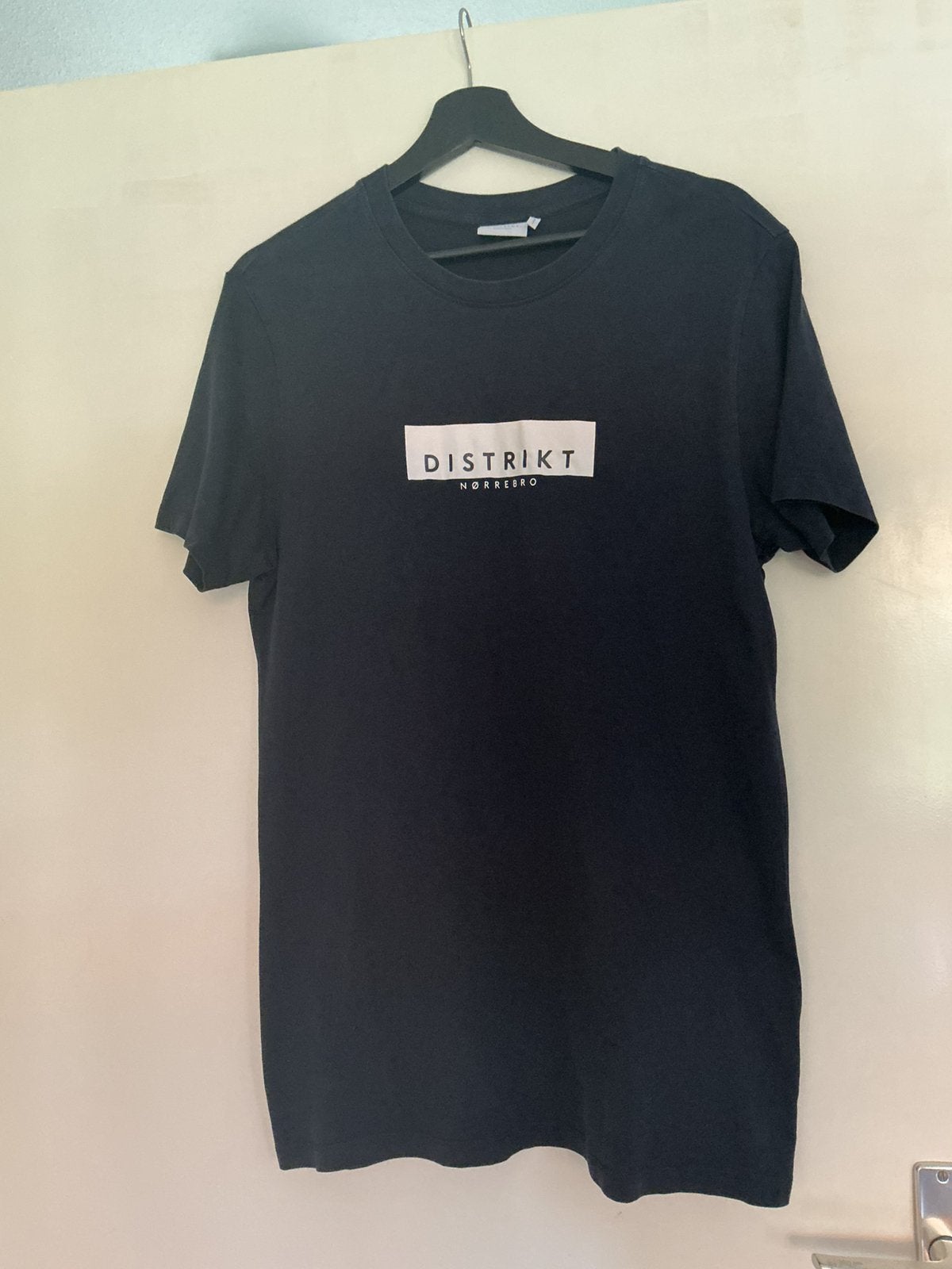 Mooi nieuw Tshirt Distrikt maat L, Nieuw, Ophalen of Verzenden, Distrikt Nørrebro, Maat 48/50 (M)
