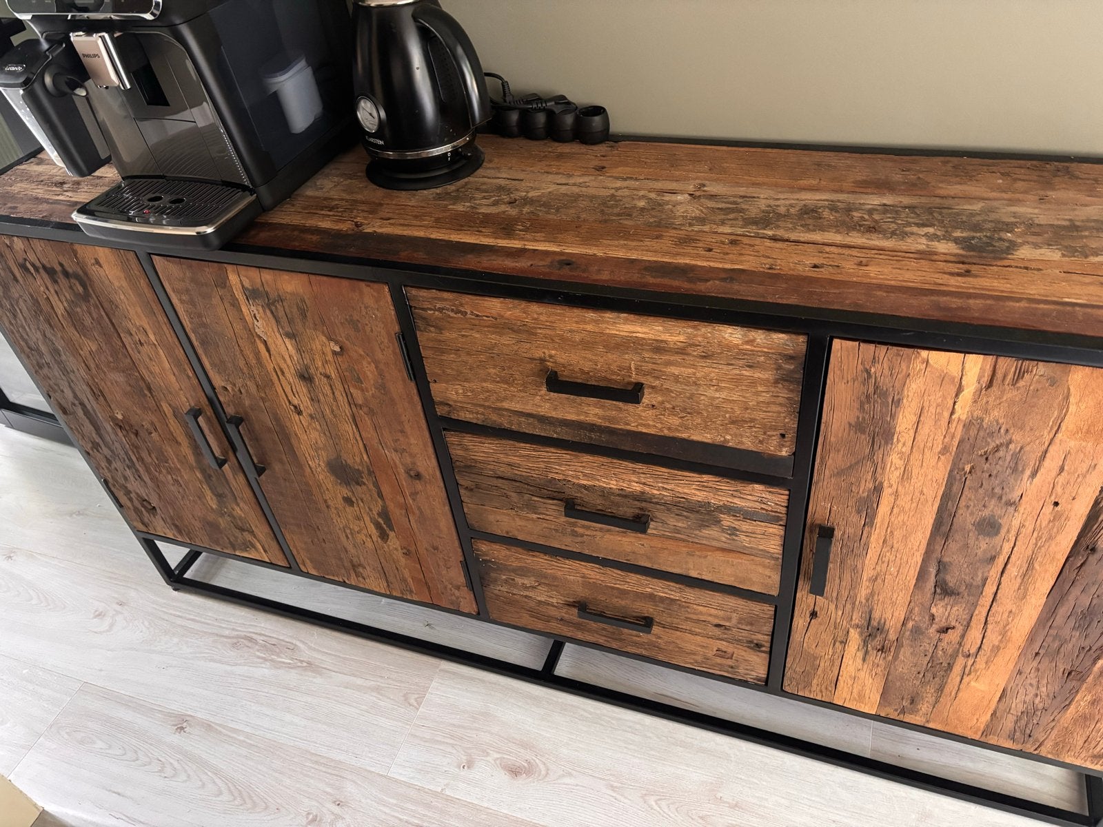 Industriële dressoir/kast met houten en metalen accenten, Ophalen, Gebruikt, 150 tot 200 cm, Met lade(s)