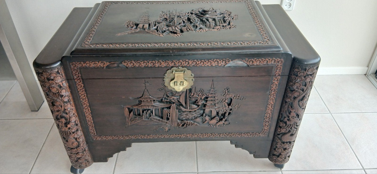 Grote Chinese kist houtsnijwerk, Huis en Inrichting, Woonaccessoires | Kisten, Ophalen of Verzenden, 100 tot 150 cm, 50 tot 75 cm