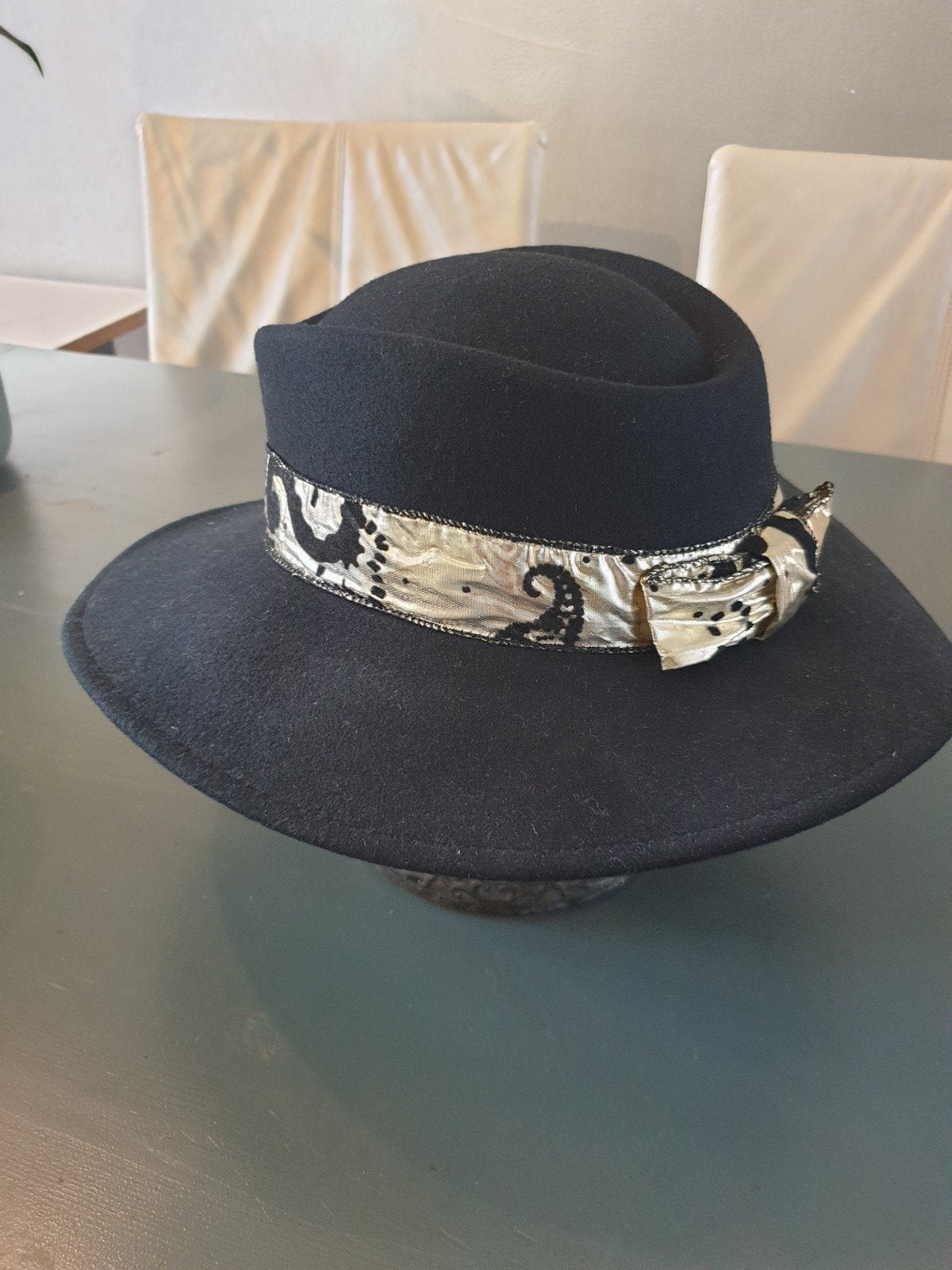 Zwarte vilten hoed met goud/zwart sierlint en anderen, Ophalen of Verzenden, Zo goed als nieuw, One size fits all