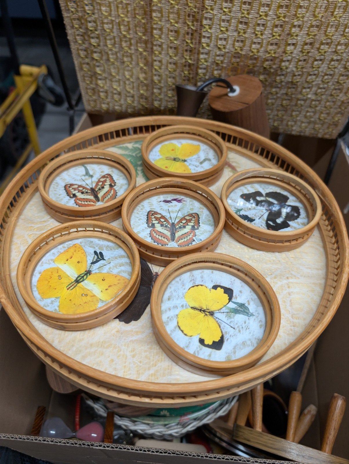 Vintage bamboe dienblad met vlinder onderzetters, Ophalen of Verzenden