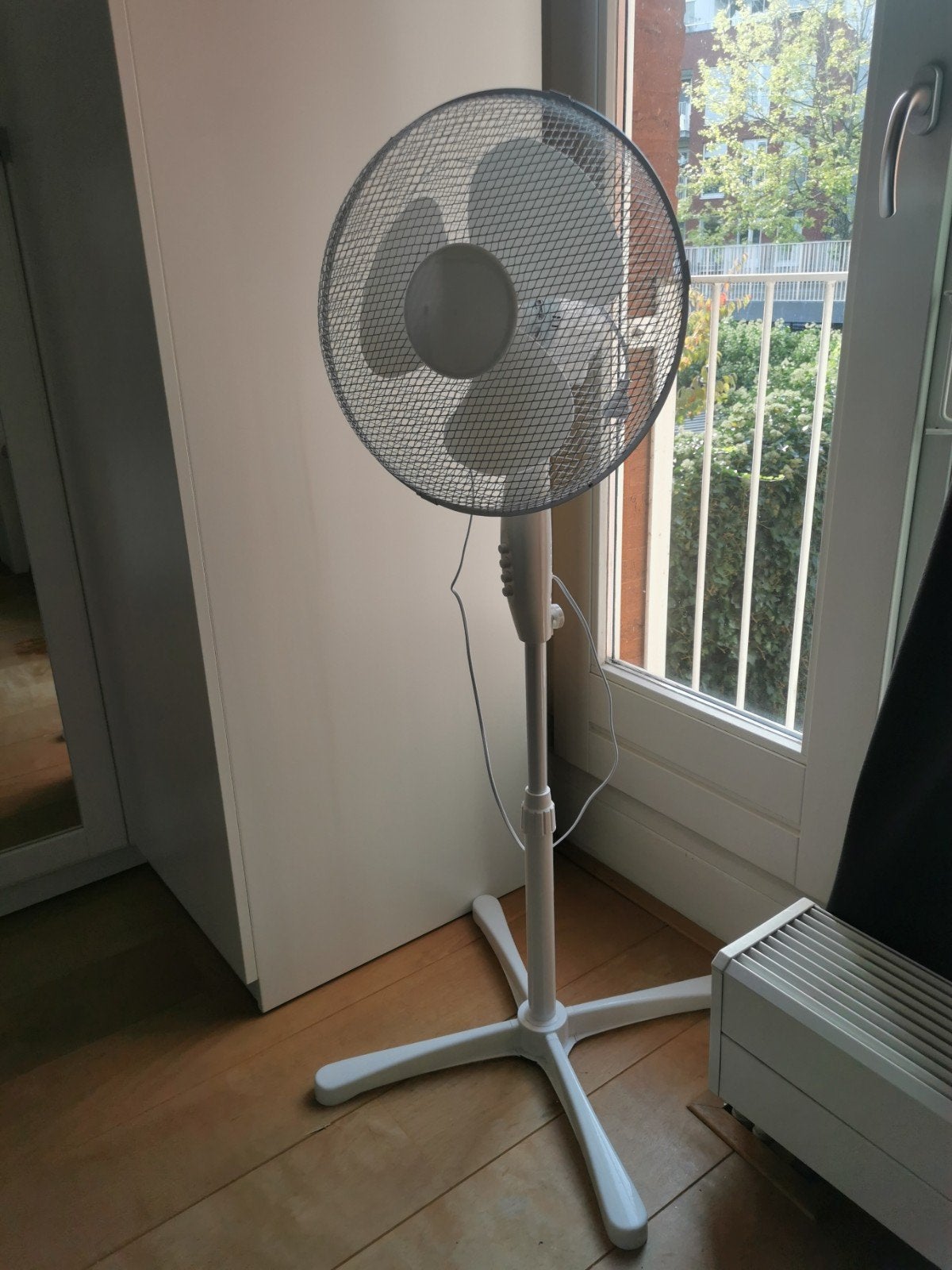 Standing fan/ventilator (white)