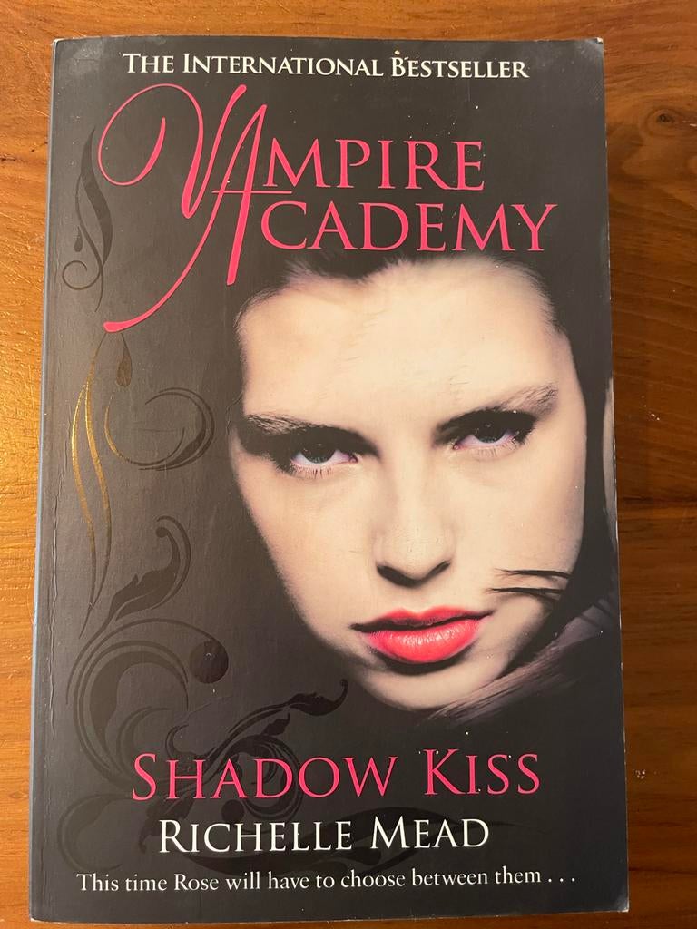 Vampire Academy: Shadow Kiss - Richelle Mead, Boeken, Ophalen of Verzenden, Zo goed als nieuw, Europa overig