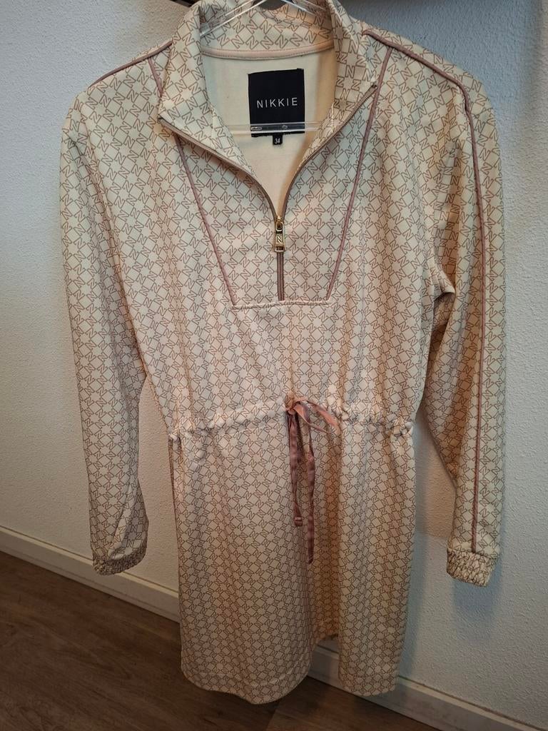 NIKKIE jurkje mt.34 als nieuw, Beige, Ophalen of Verzenden, Zo goed als nieuw, Nikkie