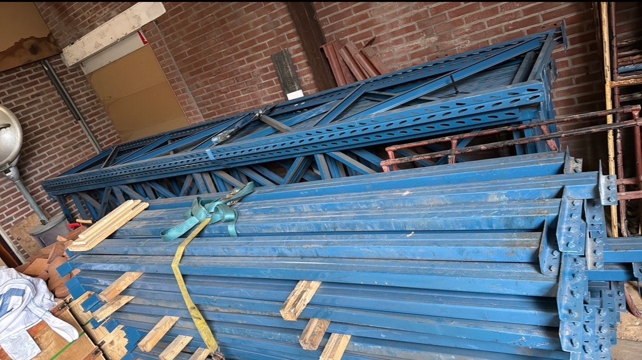 Palletstellingen Magazijnstellingen, Ophalen