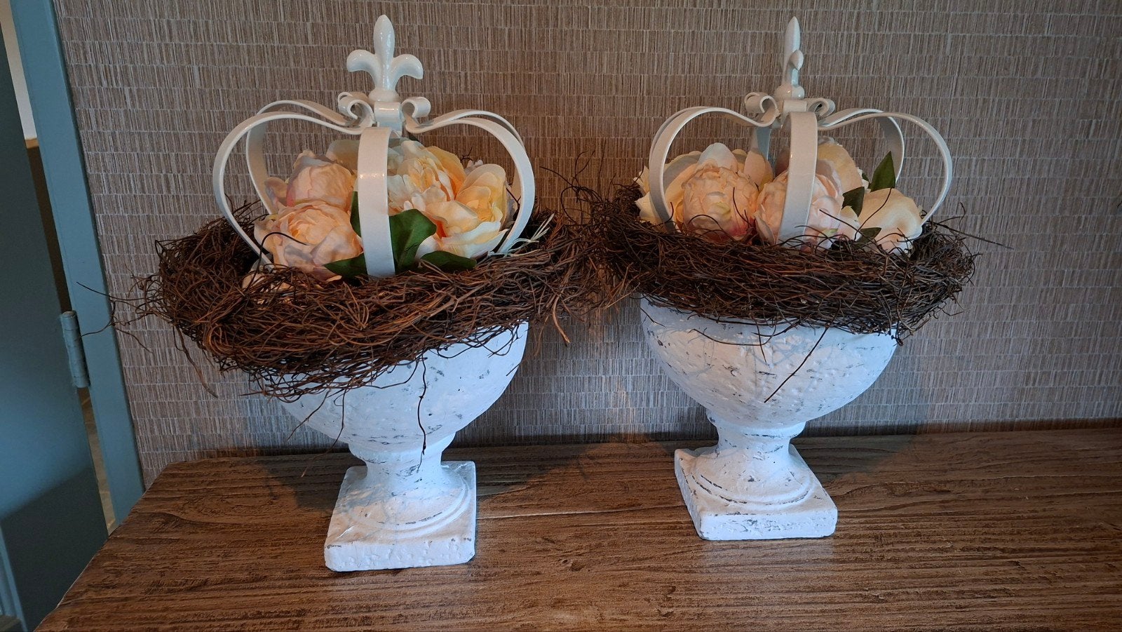 2 leuke opgemaakte vazen met witte kroon en rozen, Ophalen, Zo goed als nieuw