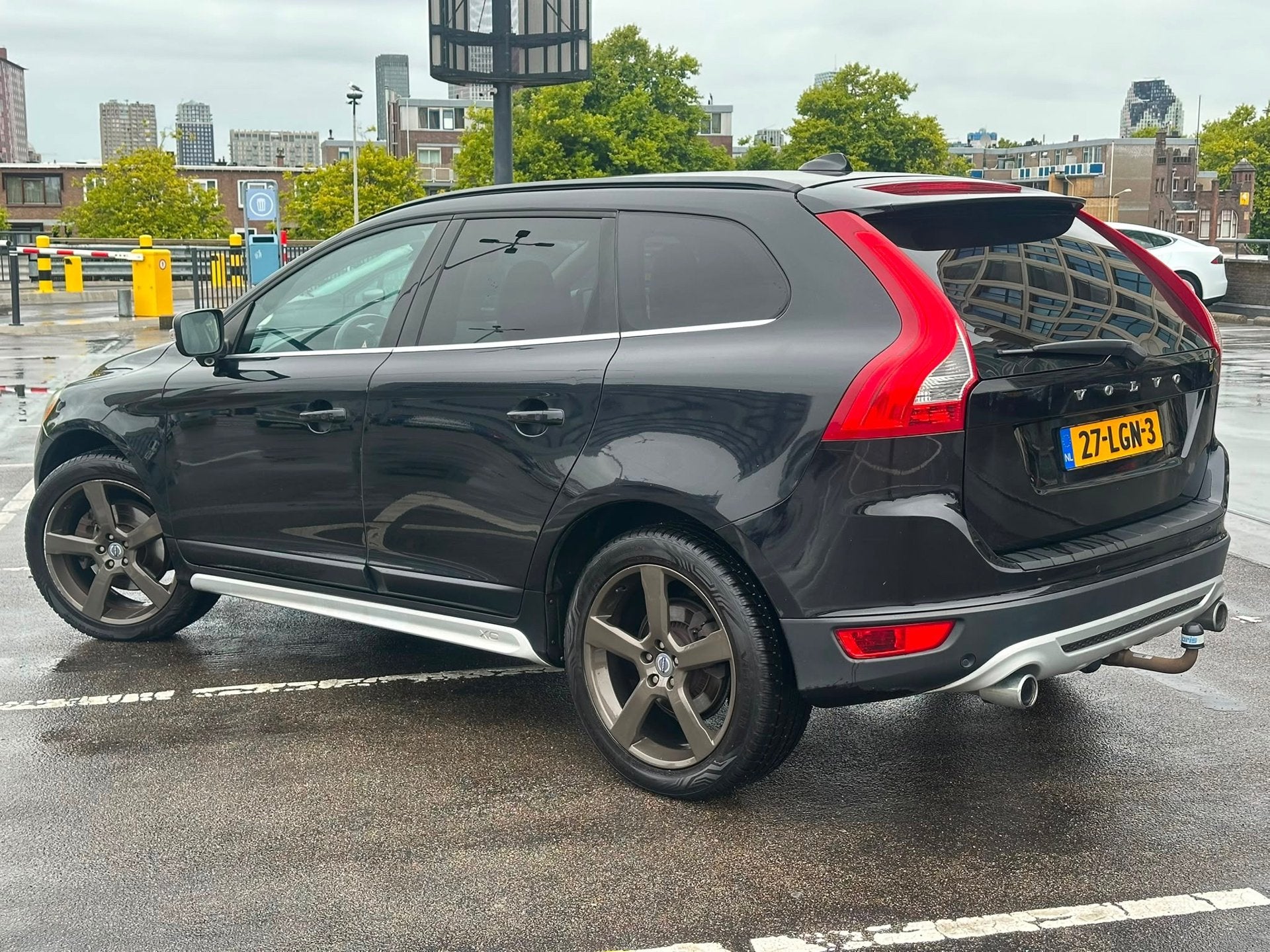 Volvo XC60 2.4 D5 AWD R-Design Bomvol Adaptief Cruise Pano T, Auto's, Dealer onderhouden, Gebruikt, Beige, 197 €/maand