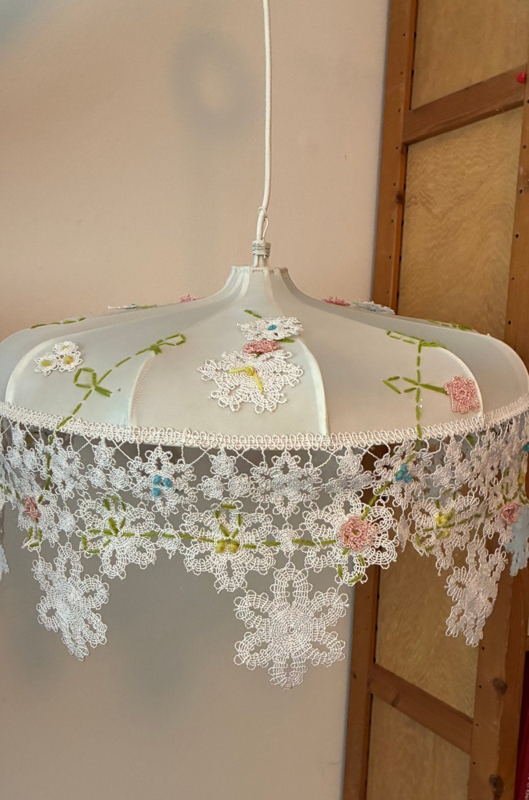 Romantische hanglamp stof geborduurd, Ophalen of Verzenden, Zo goed als nieuw, Stof