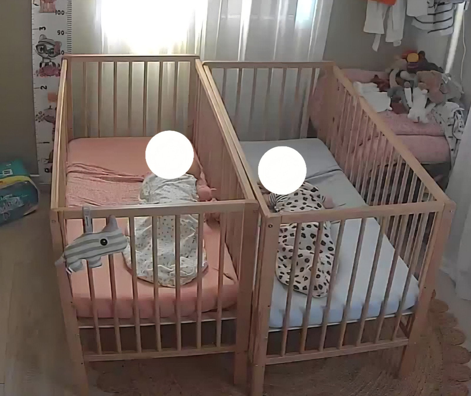 Twee houten ledikanten voor baby's en/of peuters, Ophalen, Gebruikt, Ledikant