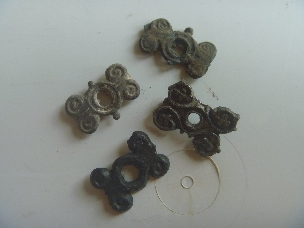 Bodemvondst. Middeleeuws beslag. 4 stuks, Antiek en Kunst, Antiek | Tin, Ophalen of Verzenden