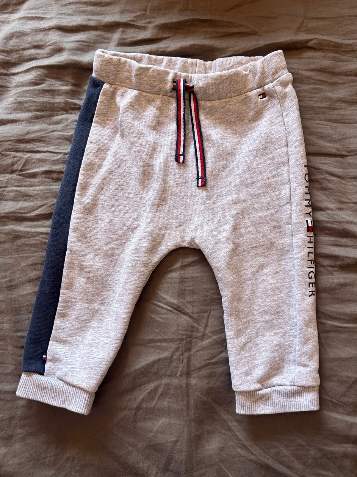 Tommy Hilfiger joggingbroekje maat 68, Ophalen of Verzenden, Gebruikt, Jongetje of Meisje, Broekje