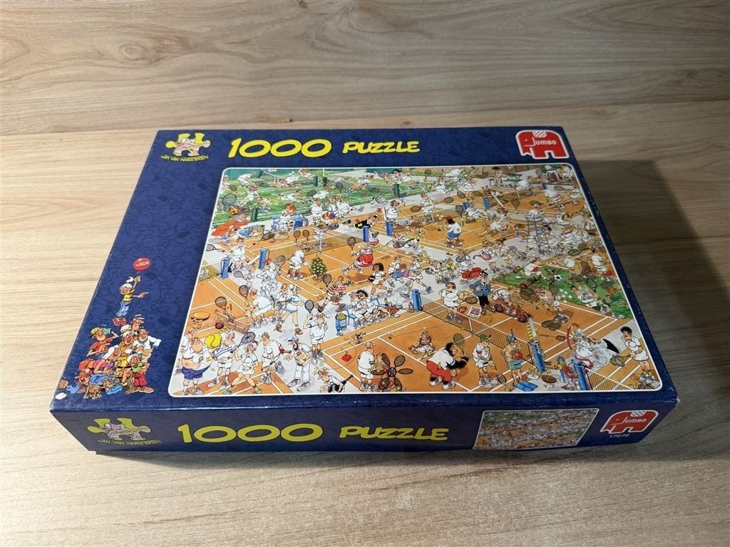 Jan van Haasteren - de tennisbaan - 1000 stuks - s6634, Verzenden, 500 t/m 1500 stukjes, Zo goed als nieuw