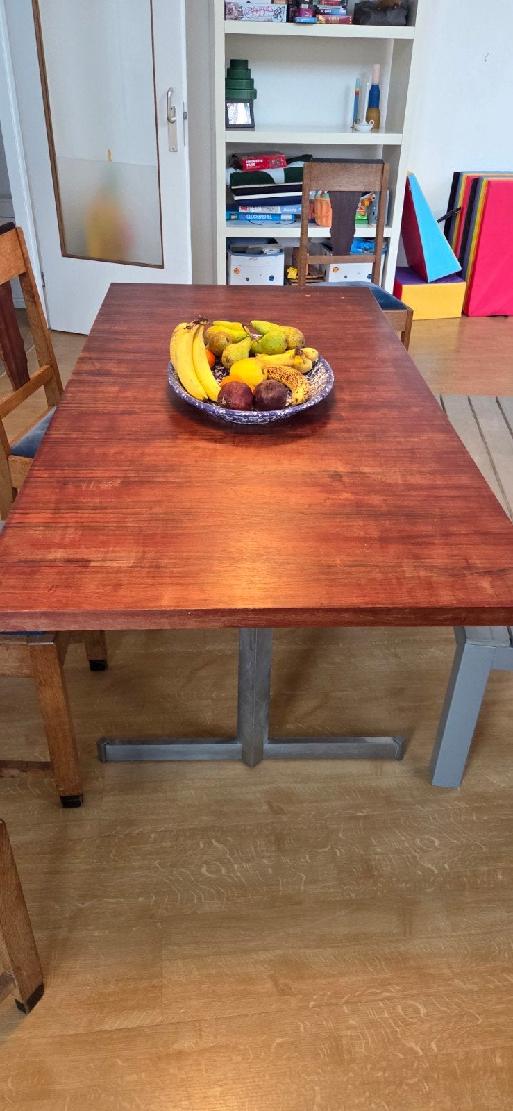 Vintage (1970) eettafel met metalen onderstel, Huis en Inrichting, Gebruikt, Vintage, 50 tot 100 cm, Vijf personen of meer