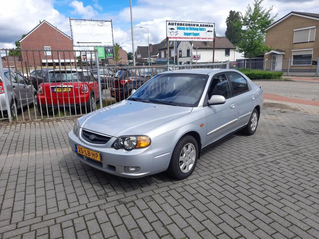 Kia Shuma 1.6-16V LS, Auto's, Kia, 4 cilinders, Bedrijf, Handgeschakeld, Zilver of Grijs
