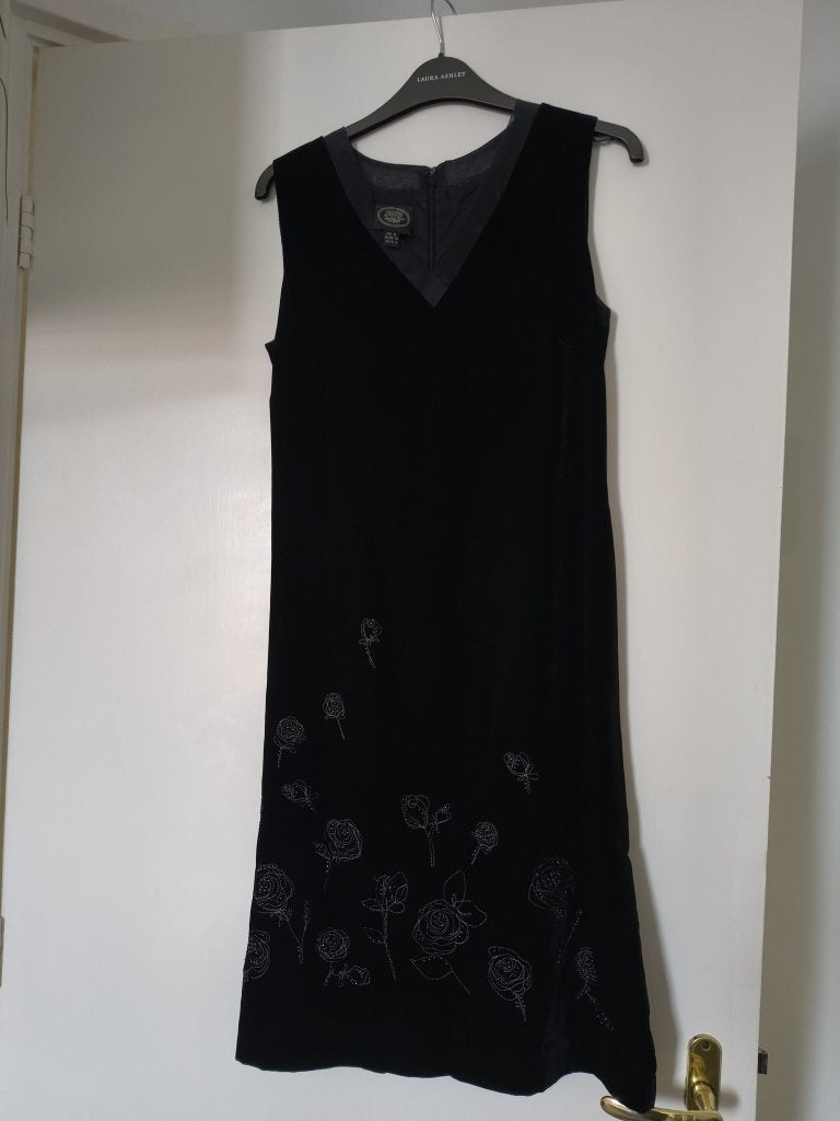 Laura Ashley zwarte velours mouwloze jurk geborduurd mt 34, Zwart, Ophalen of Verzenden, Maat 34 (XS) of kleiner, Boven de knie