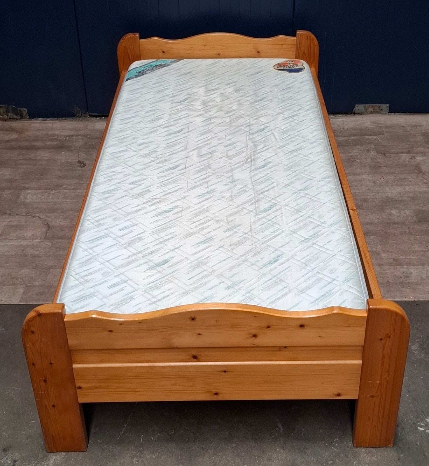 1 persoons grenen houten bed + matras, Ophalen, Gebruikt, 90 cm, Eenpersoons