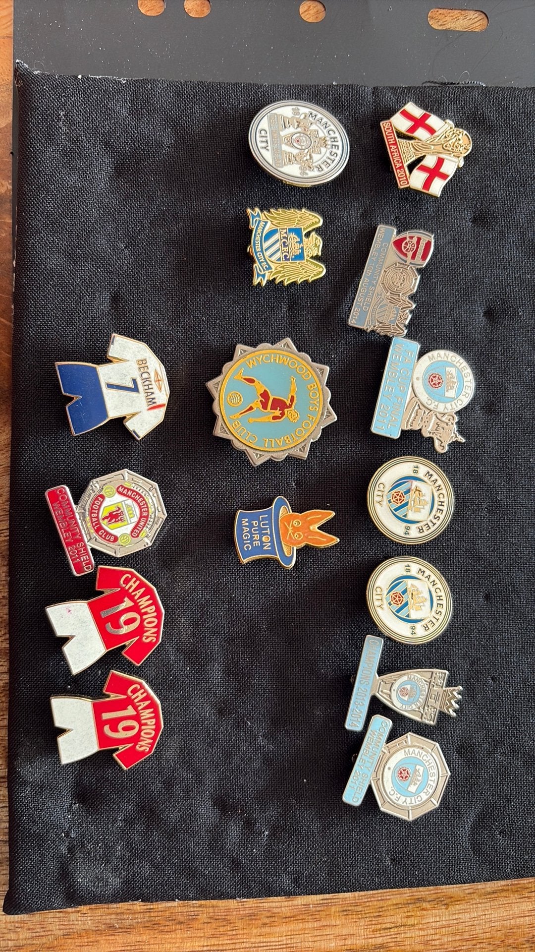 Engelse Voetbal Pins: Manchester City, United, Luton Town, Ophalen of Verzenden, Gebruikt, Sport, Speldje of Pin