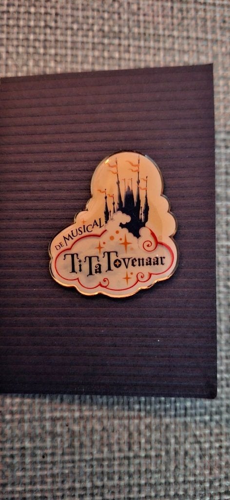 efteling pin tita tovenaar, Verzamelen, Efteling, Ophalen of Verzenden, Zo goed als nieuw, Button of Speldje
