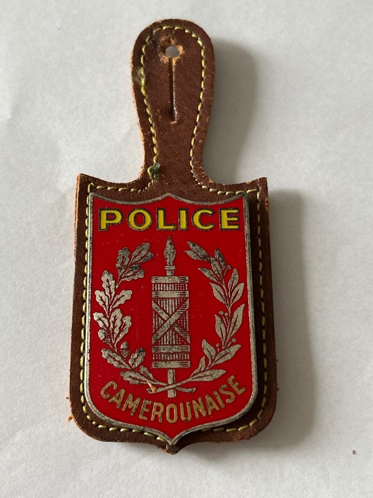 Vintage Politie Insigne Kameroen Drago Paris  Borsthanger, Verzenden, Landmacht, Overige gebieden, Embleem of Badge