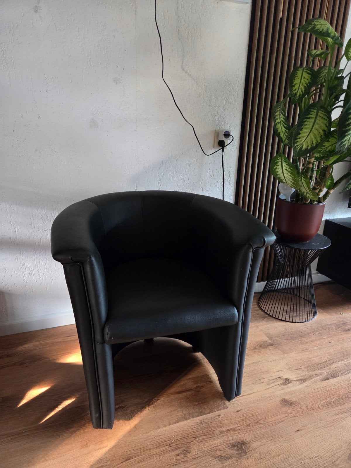 Stevige zwart leren kuipstoel, Huis en Inrichting, Fauteuils, Ophalen, Minder dan 75 cm, 50 tot 75 cm