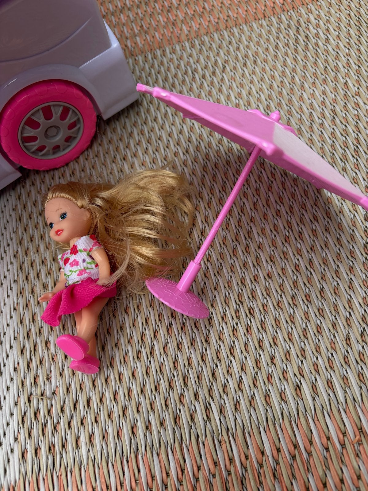 Leuke Barbie caravan met spulletjes / shop, Ophalen, Gebruikt, Barbie