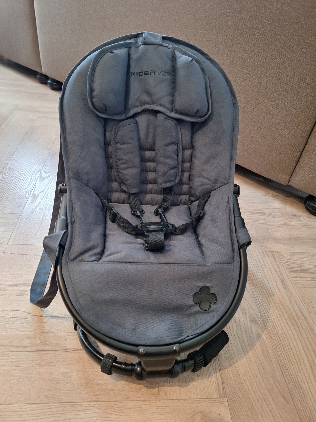 Kidsriver Alyssa Rocker Wipstoel Antraciet, Kinderen en Baby's, Overige merken, Wipstoel, Zo goed als nieuw, Met gordel(s) of riempje(s)