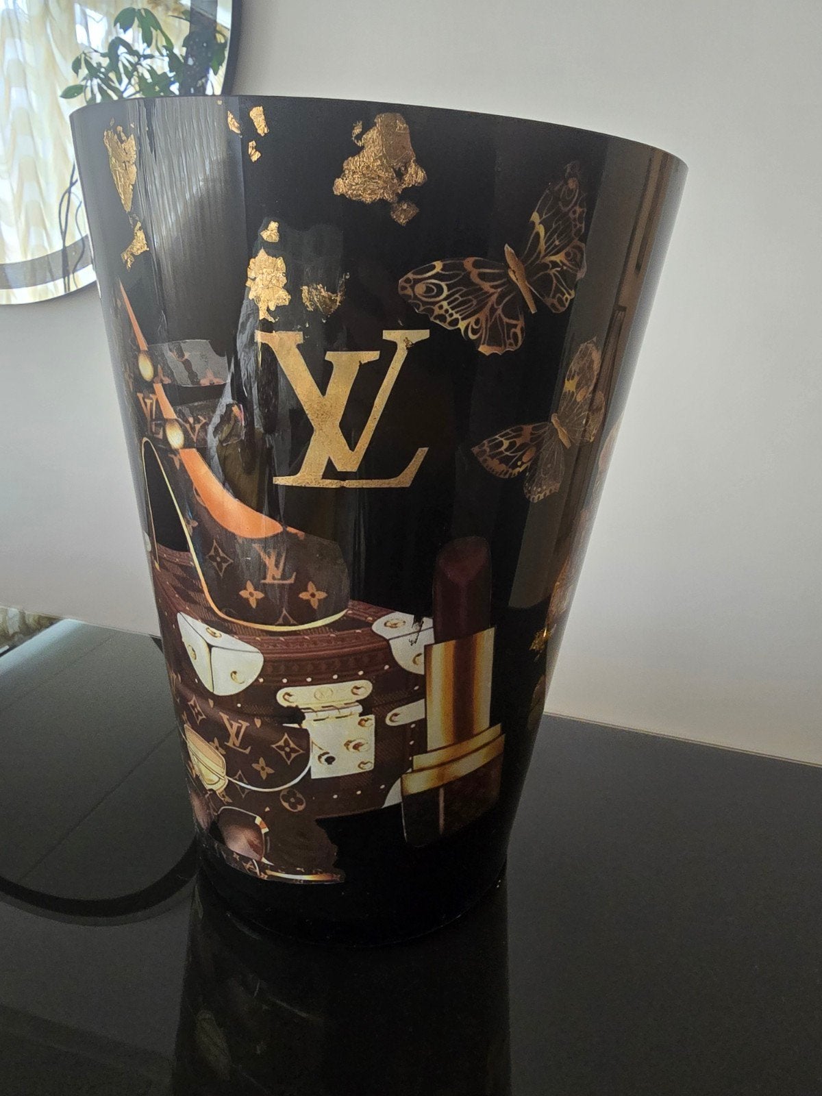 Luxe Zwarte Vaas met Gouden Louis Vuitton Design, Ophalen, Overige materialen, Met patroon/structuur, Zwart