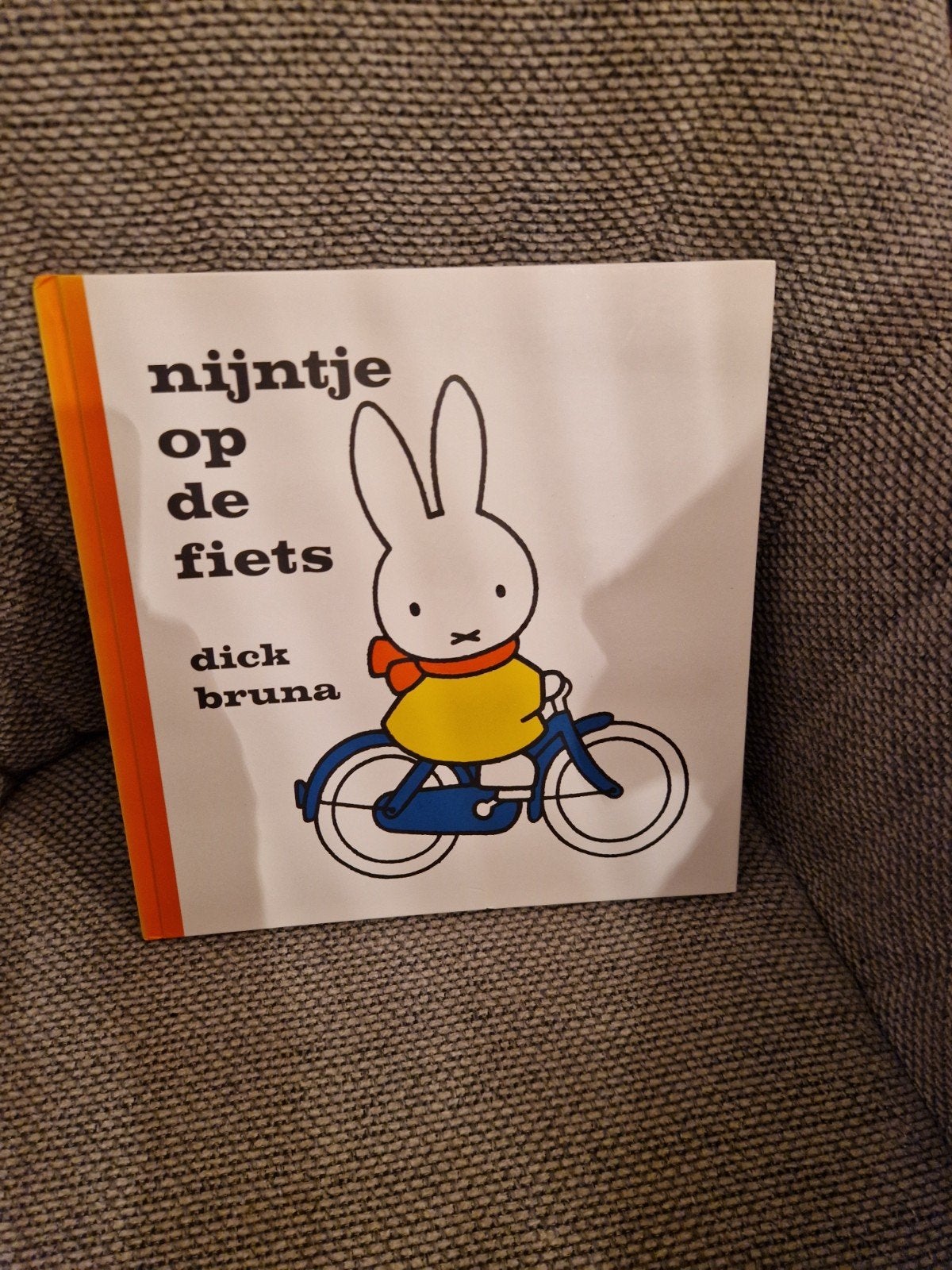 Nijntje op de fiets - Dick Bruna, Fictie algemeen, Ophalen of Verzenden, Zo goed als nieuw, Voorleesboek