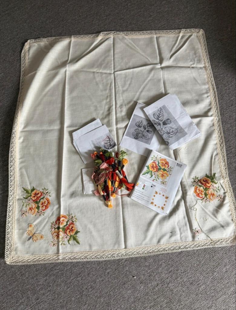 Borduurpakket: Tafelkleed met bloemen en vlinder, Ophalen of Verzenden, Zo goed als nieuw, Handborduren, Borduurpakket