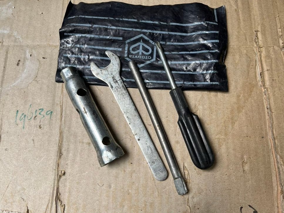 Boord gereedschap Vespa motorscooter P200 PX200, Ophalen of Verzenden, Zo goed als nieuw