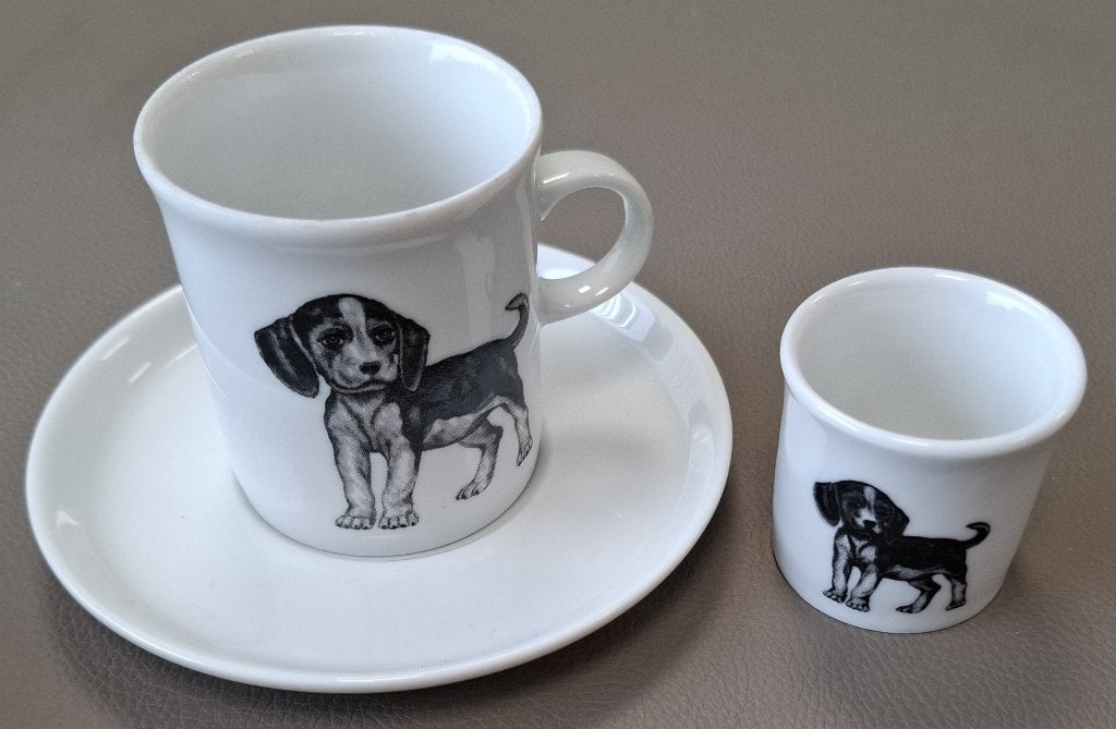 Vintage kop en schotel en bekertje met hond., Gebruikt, Ophalen of Verzenden, Overige stijlen, Kop(pen) en/of Schotel(s)
