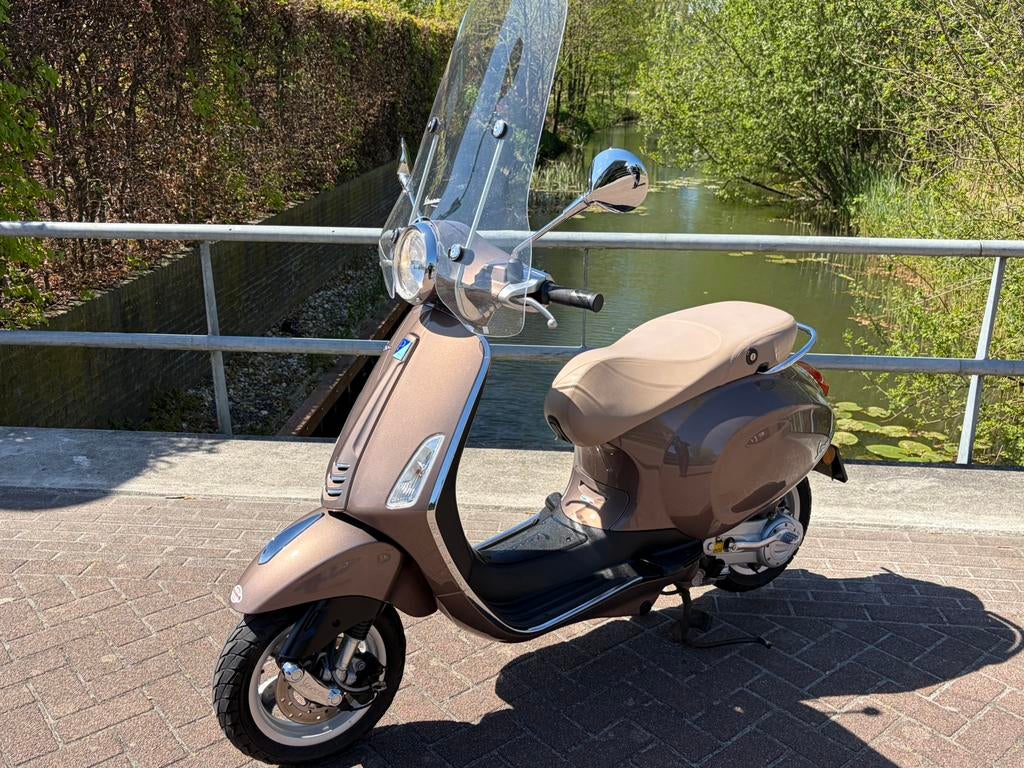 Vespa Primavera snor scooter nieuwstaat 5560 km, Fietsen en Brommers, Scooters | Vespa, Ophalen, Overige modellen, Zo goed als nieuw