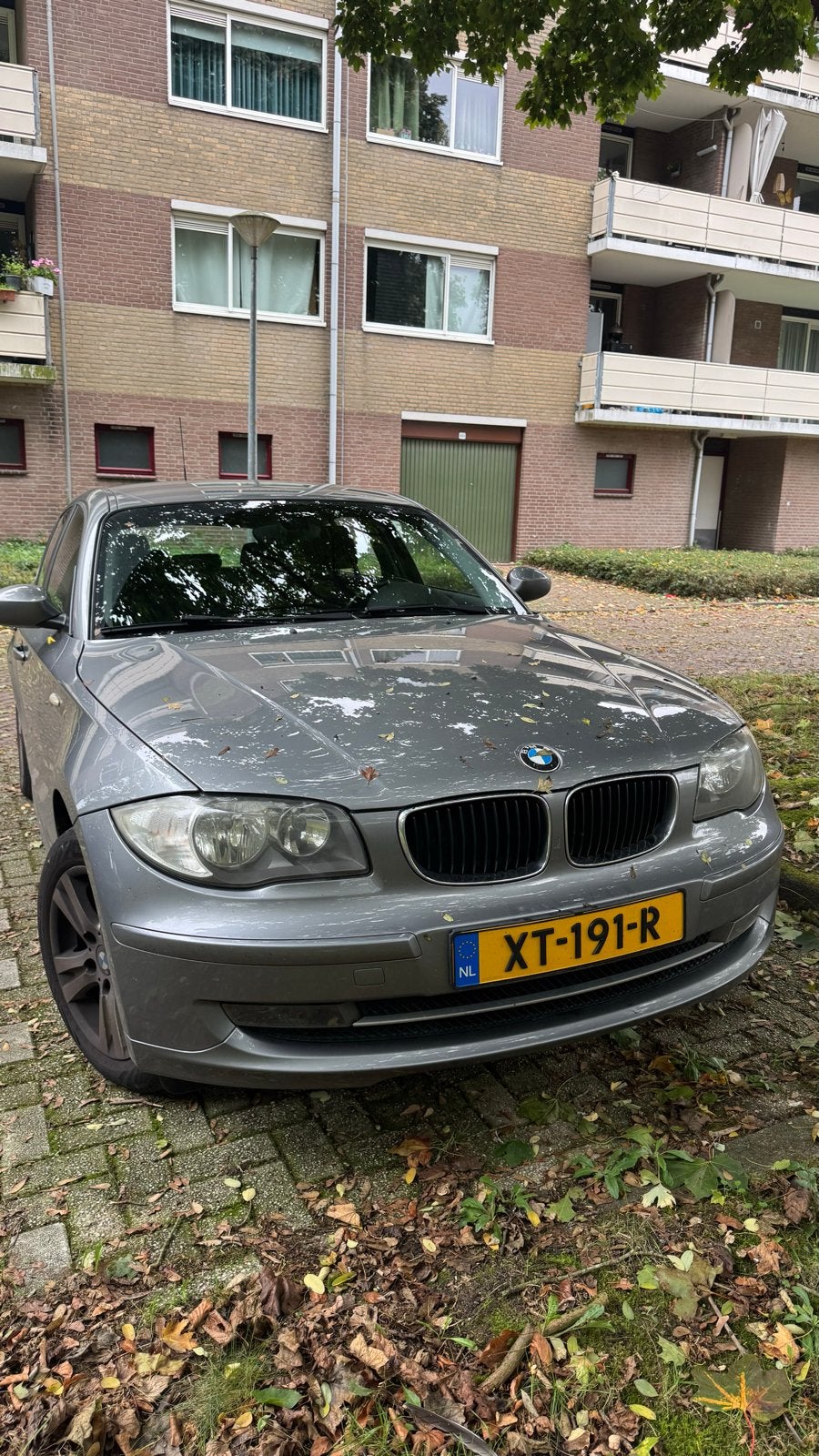 Projectauto: BMW 1-Serie 116i 122pk 5D Automaat 2009 Grijs, Auto's, 1995 cc, Zwart, 122 pk, 1200 kg