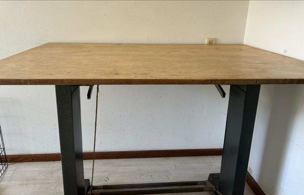 Gratis grote tekentafel / eettafel / hobbytafel (zwaar), Doe-het-zelf en Verbouw, Tekentafels, Ophalen of Verzenden, Gebruikt